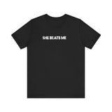 She Beats Me - Men's T-Shirt